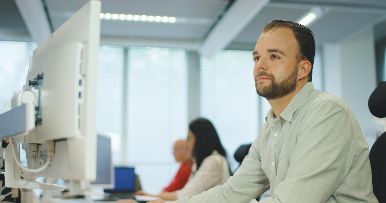 Security analist aan het werk in een Security Operations Center